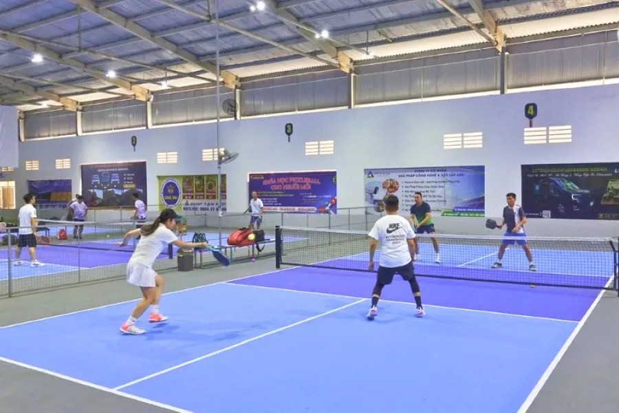 Sân trung tâm tại Pickleball Hoàng Gia