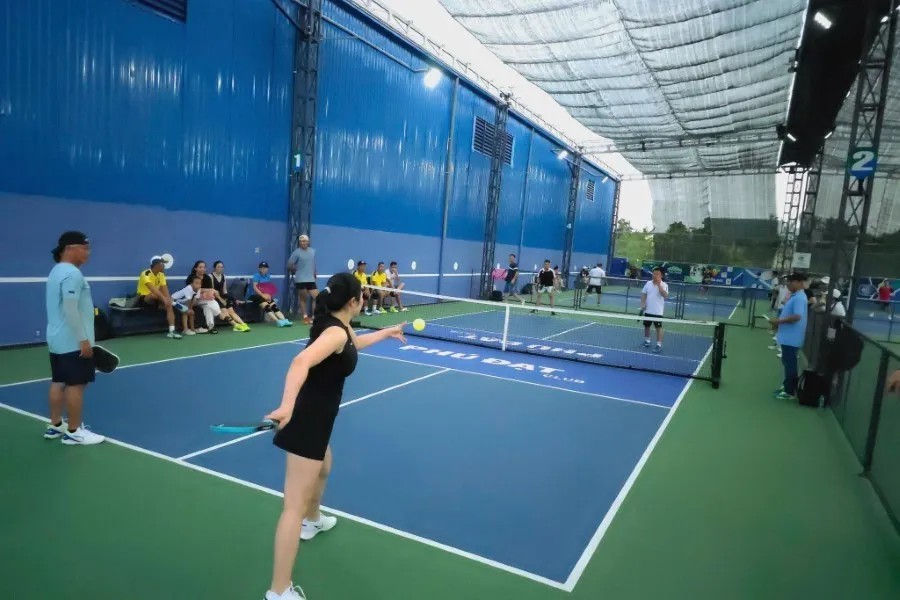 Người chơi đang thực hiện cú đánh trên sân Pickleball Phú Đạt