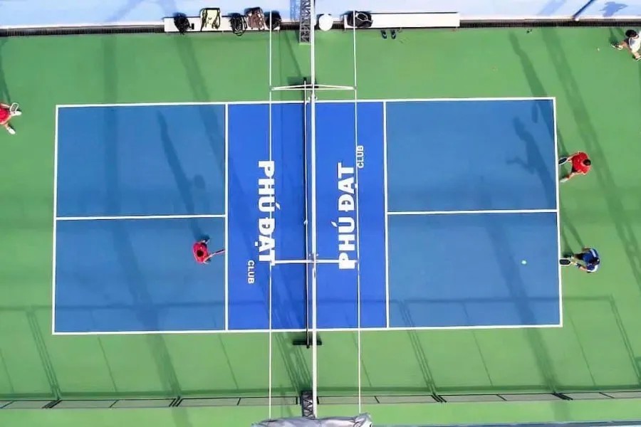 Cảnh quan chung của sân Pickleball Phú Đạt với các vạch kẻ rõ ràng