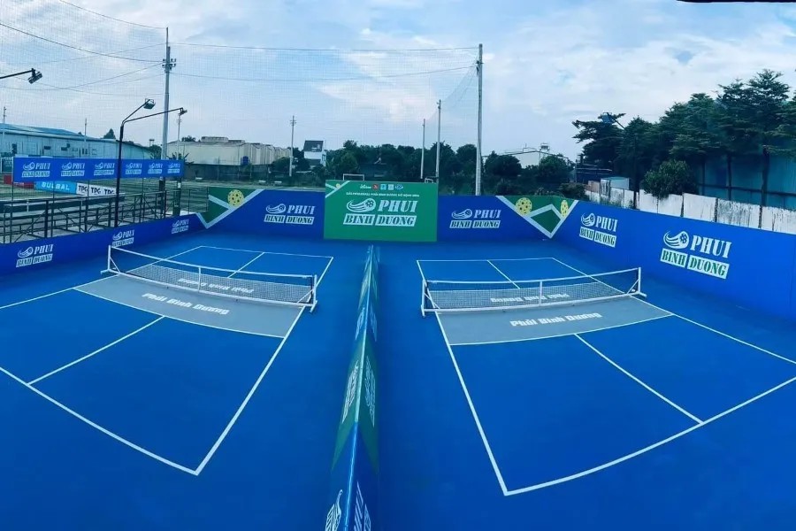 Hai sân Pickleball Phủi ngoài trời dưới ánh nắng
