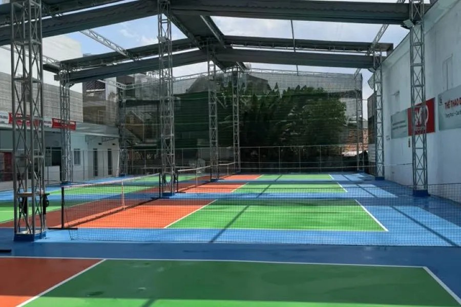 Khu vực sân Pickleball Thiên Long với không gian thoáng đãng