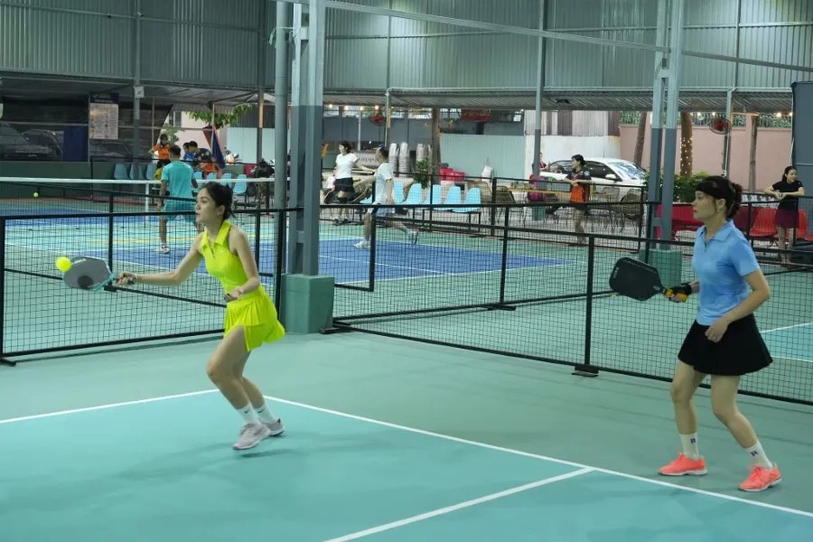 Cận cảnh mặt sân Pickleball Tison với lớp sơn cát chống trượt