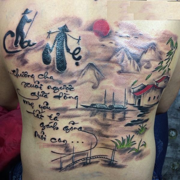 Hình ảnh xăm mờ vai thể hiện sự gắn kết gia đình