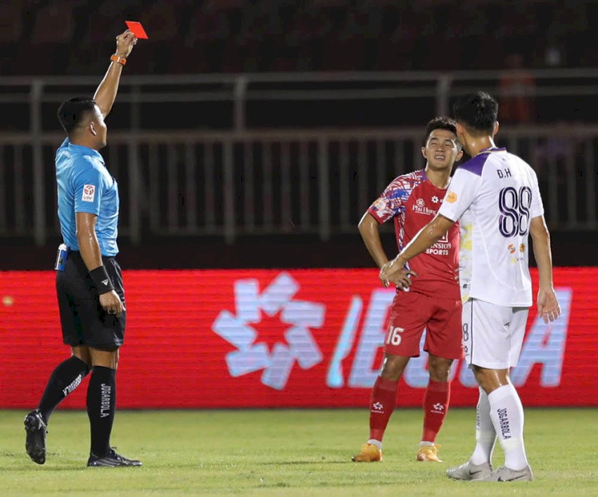 Thẻ đỏ và thẻ vàng được áp dụng trong luật bóng đá 5 người tương tự như bóng đá chuyên nghiệp