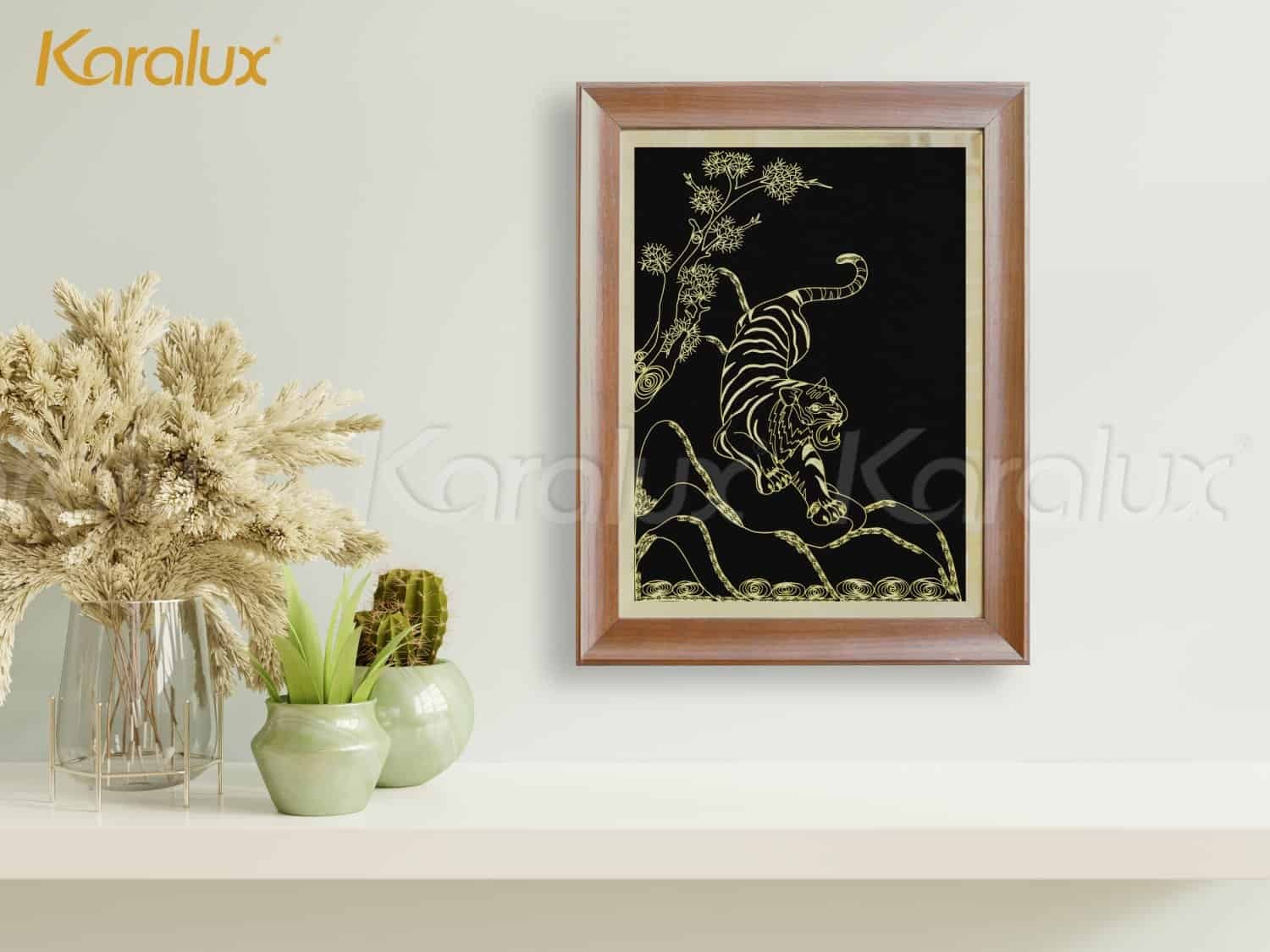 Tranh hổ xuống núi mạ vàng được thiết kế và chế tác bởi nghệ nhân kim hoàn Karalux