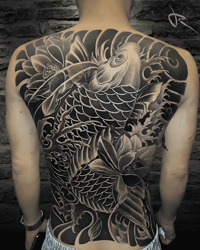 Hình xăm Cá chép: kiên trì, tài lộc, thành công vượt bậc.