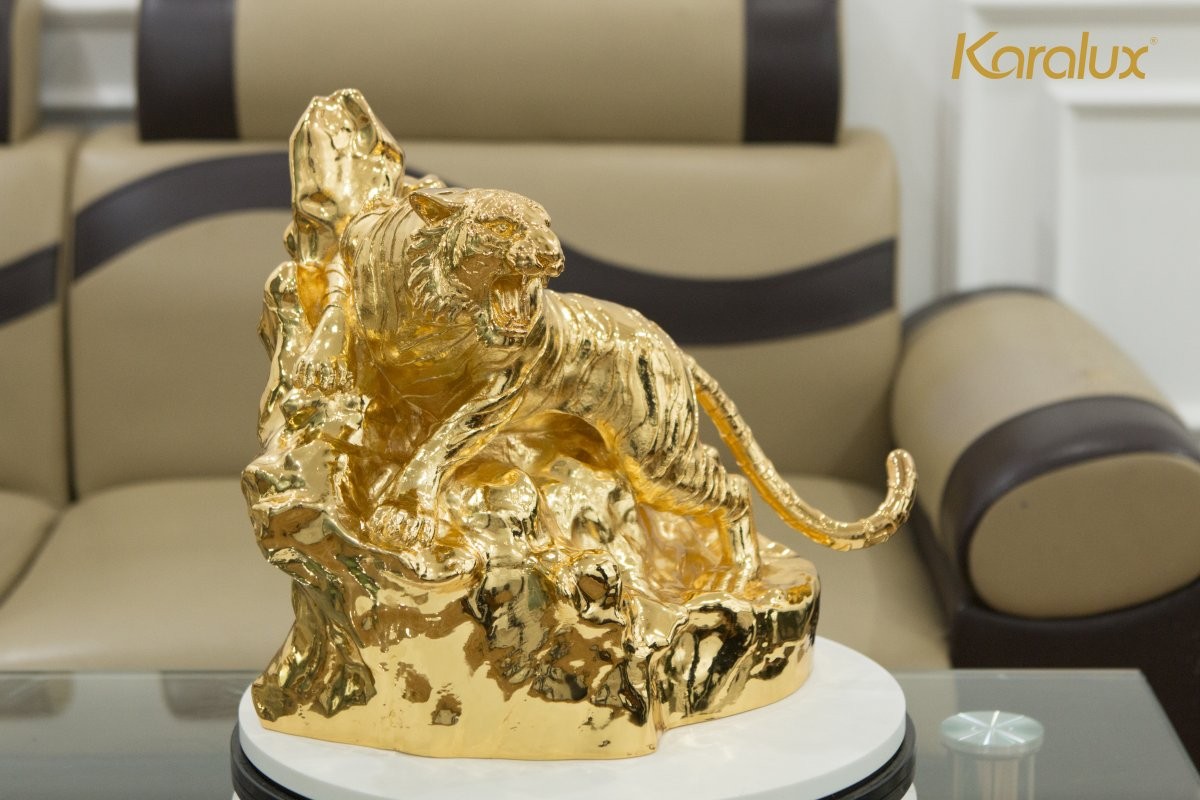 Tượng hổ xuống núi mạ vàng làm quà tặng ý nghĩa cho người tuổi dần.