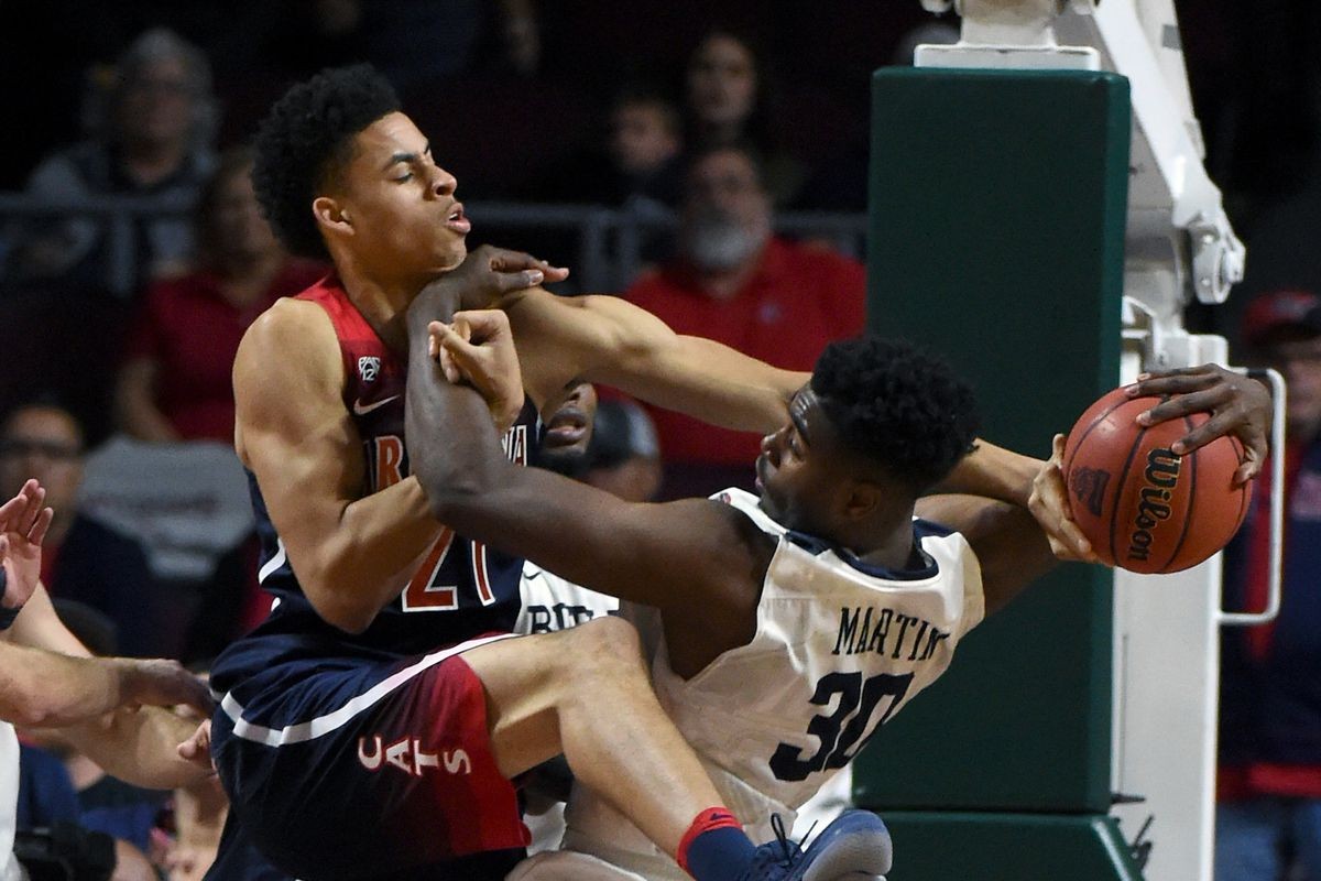 Trường hợp khi hai cầu thủ phạm luật bóng rổ và va chạm nhau đồng thời được xem là xảy ra va chạm đồng thời