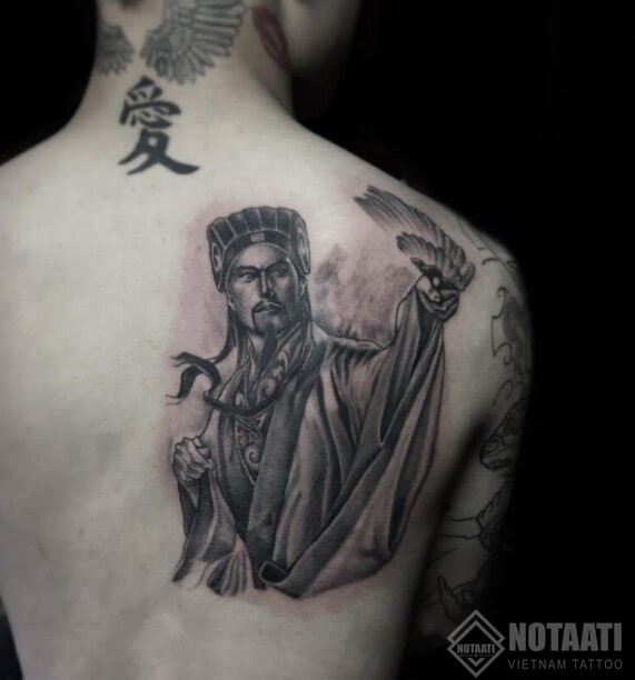 Gia Cát Lượng vẫy quạt.