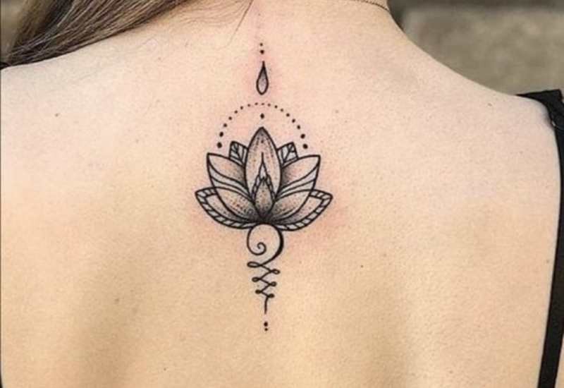 Xăm hình bông sen giọt sương ở cột sống lưng