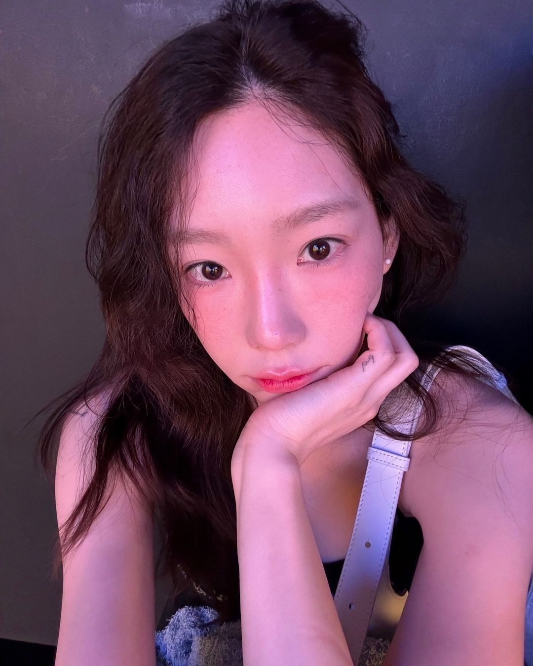 xăm hình - Taeyeon xõa tóc thẳng và tạo dáng chống cằm để selfie