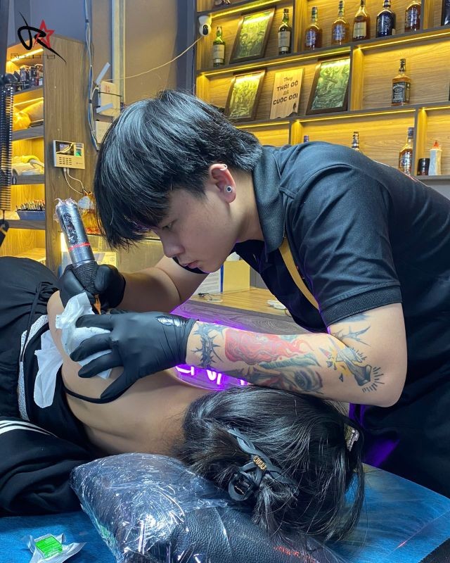 Nghệ nhân xăm hình tại Rowena Tattoo.