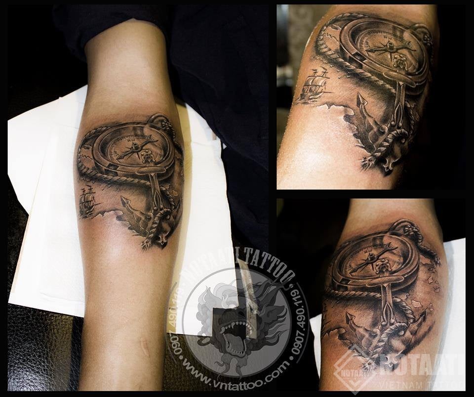 Mỏ neo và la bàn trên nền bản đồ, biểu tượng cho sự dẫn đường và ổn định