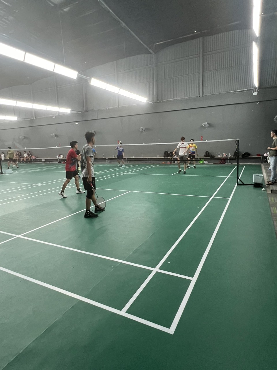 Không gian sân đánh và sân tập luyện rộng rãi tại Câu lạc bộ Cầu lông An Phú