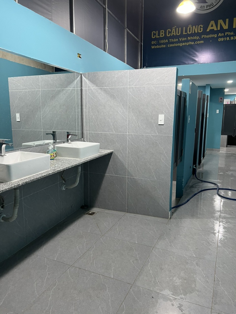 Nhà vệ sinh sạch sẽ, tiện nghi tại Câu lạc bộ Cầu lông An Phú