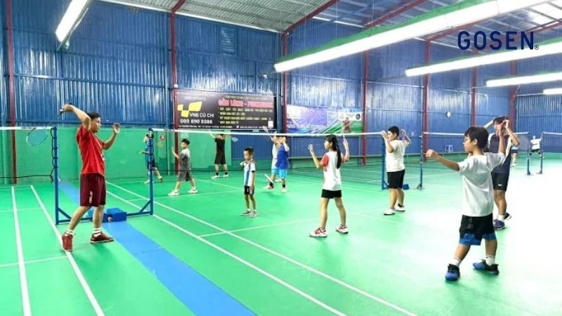 Khu vực sân đấu và trang thiết bị tại sân cầu lông Lê Công