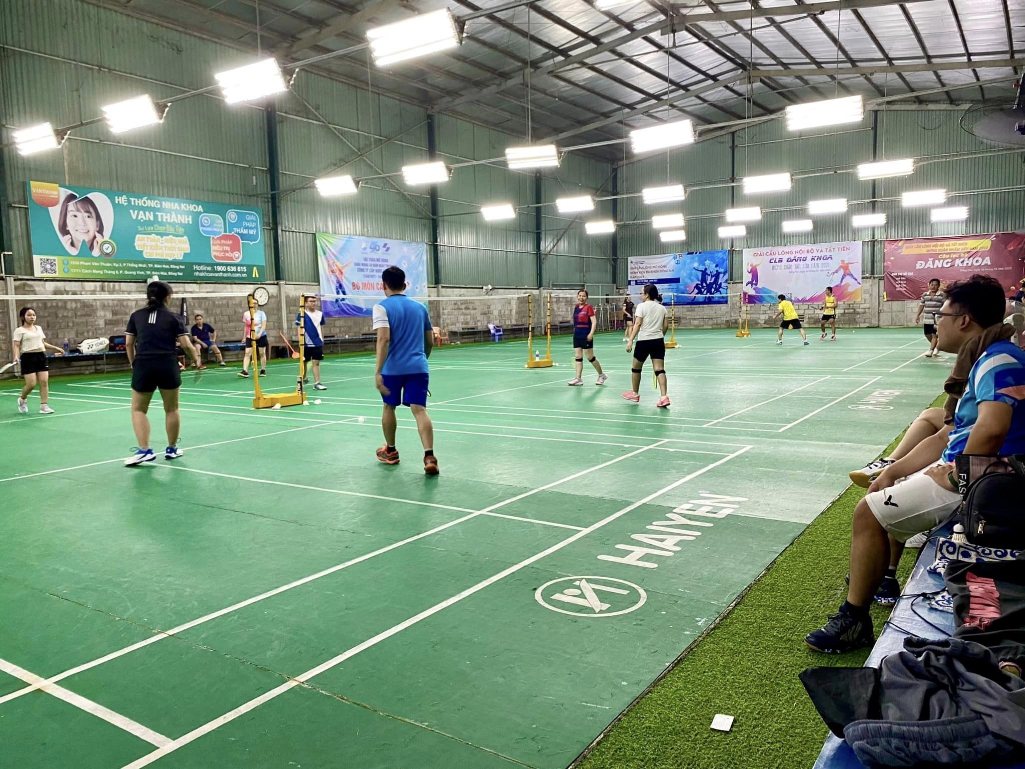 Một góc sân cầu lông với trang thiết bị hiện đại