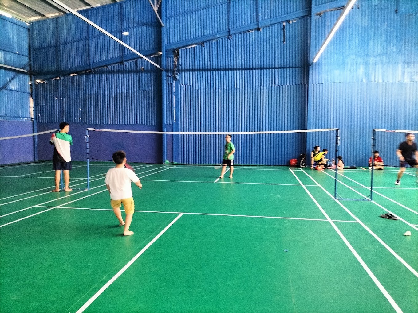 Người chơi đang thực hiện các động tác kỹ thuật trên sân cầu lông