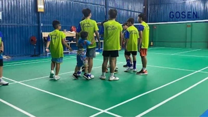 Người chơi đang thực hiện các pha đánh cầu tại sân Lê Công
