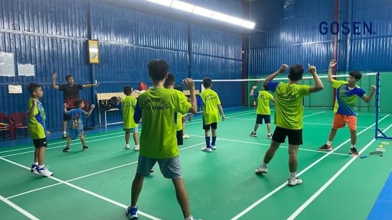 Huấn luyện viên hướng dẫn người chơi tại sân cầu lông Lê Công
