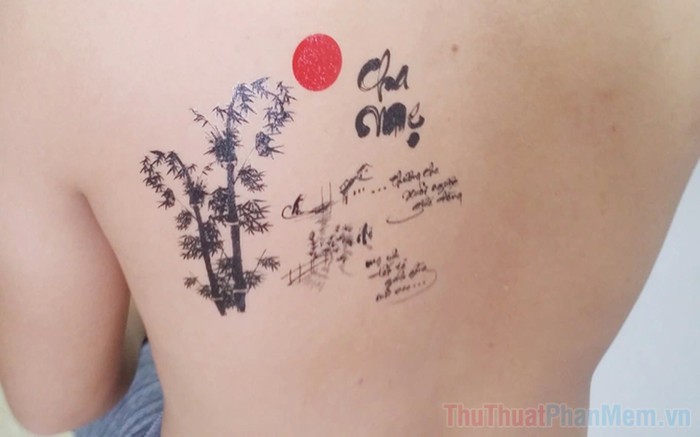 Hình xăm chữ 'Công cha nghĩa mẹ' với nét bút lông truyền thống