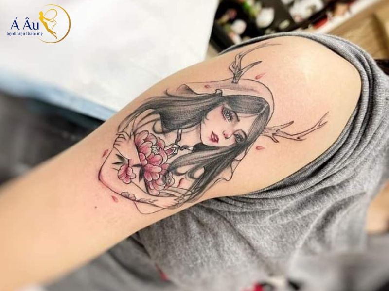 Cô gái với hình xăm chữ ở eo
