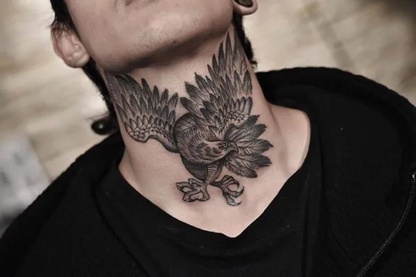 Hình xăm đại bàng ở cổ đầy ấn tượng