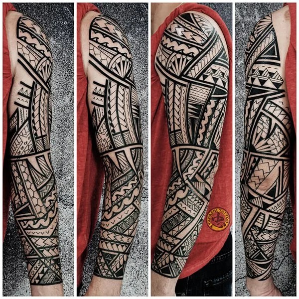 Hình xăm Maori phức tạp trên vai
