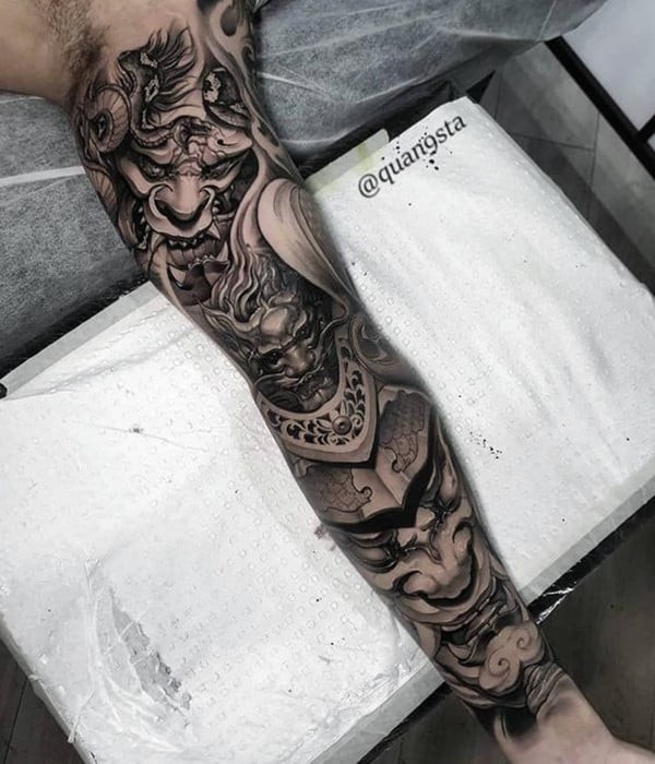 Hình xăm mặt quỷ ở cánh tay