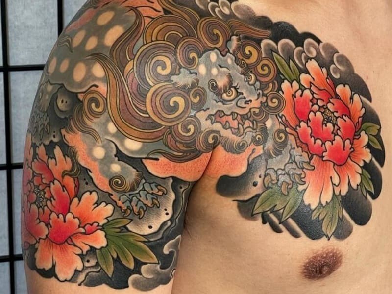 Hình xăm hoa trên ngực nam