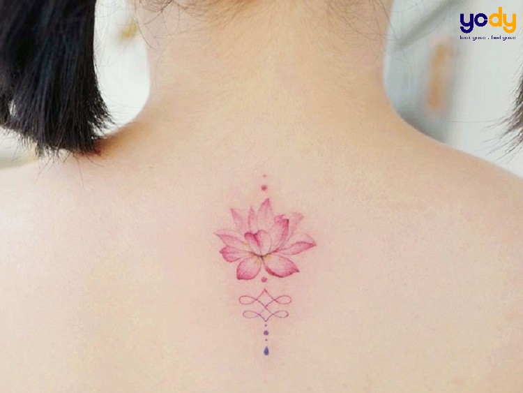 Gợi cảm và thanh lịch với hình xăm sau gáy