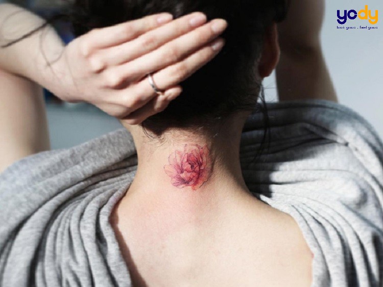 Nữ tính và phá cách với hình xăm ở gáy