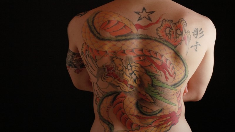 Kiểu xăm rồng uốn lượn kín lưng đẹp
