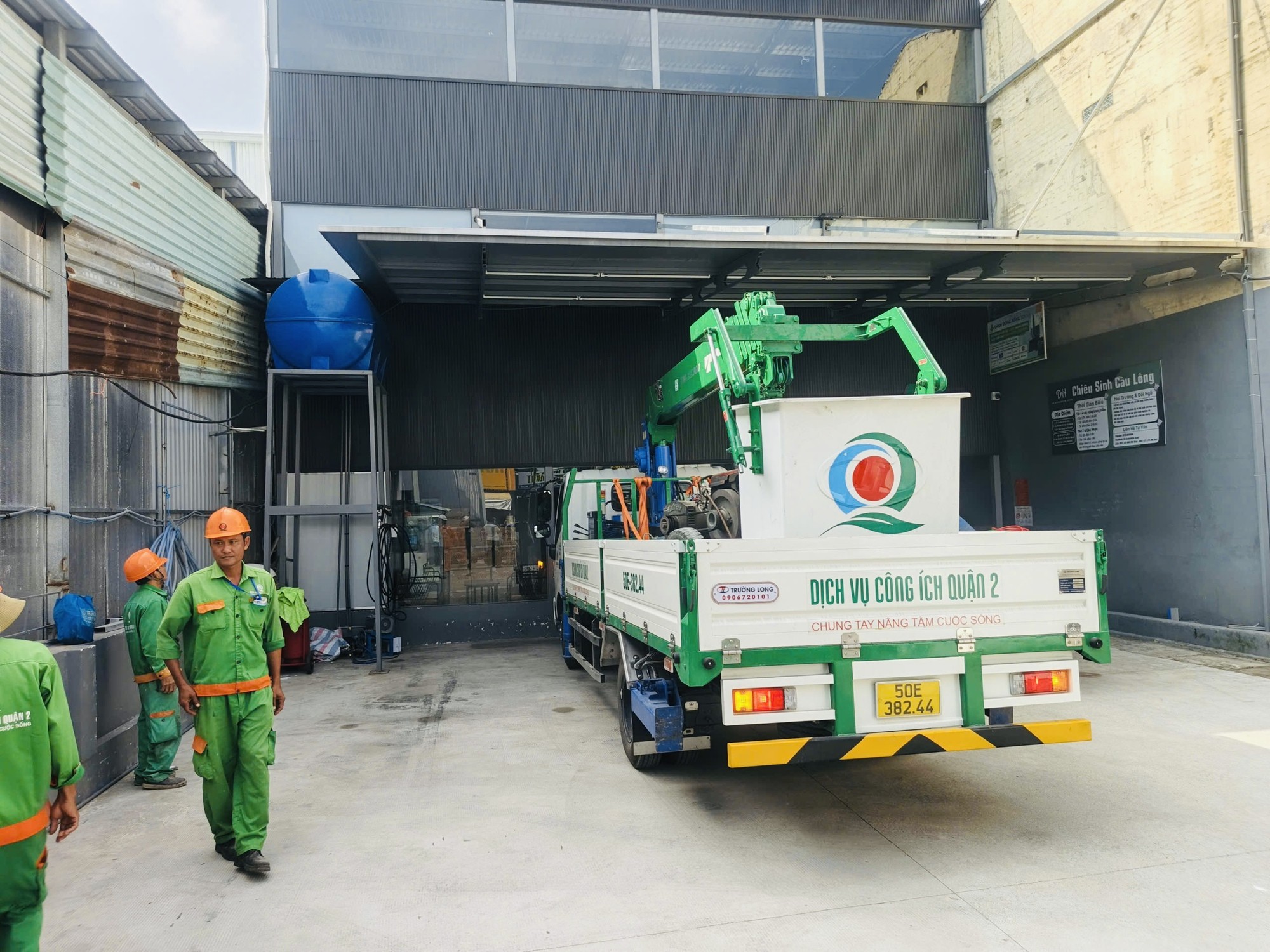 Nhân viên công ty dịch vụ công ích quận 2 đang tháo dỡ công trình