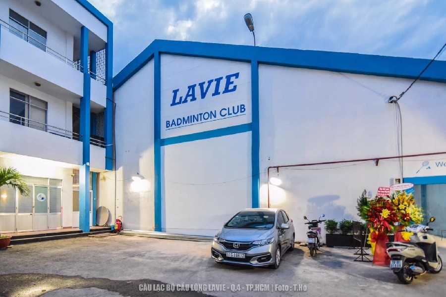 Khu vực đỗ xe rộng rãi tại sân cầu lông LAVIE