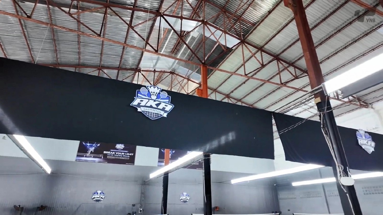 Cận cảnh không gian bên trong sân cầu lông Aka Badminton Center