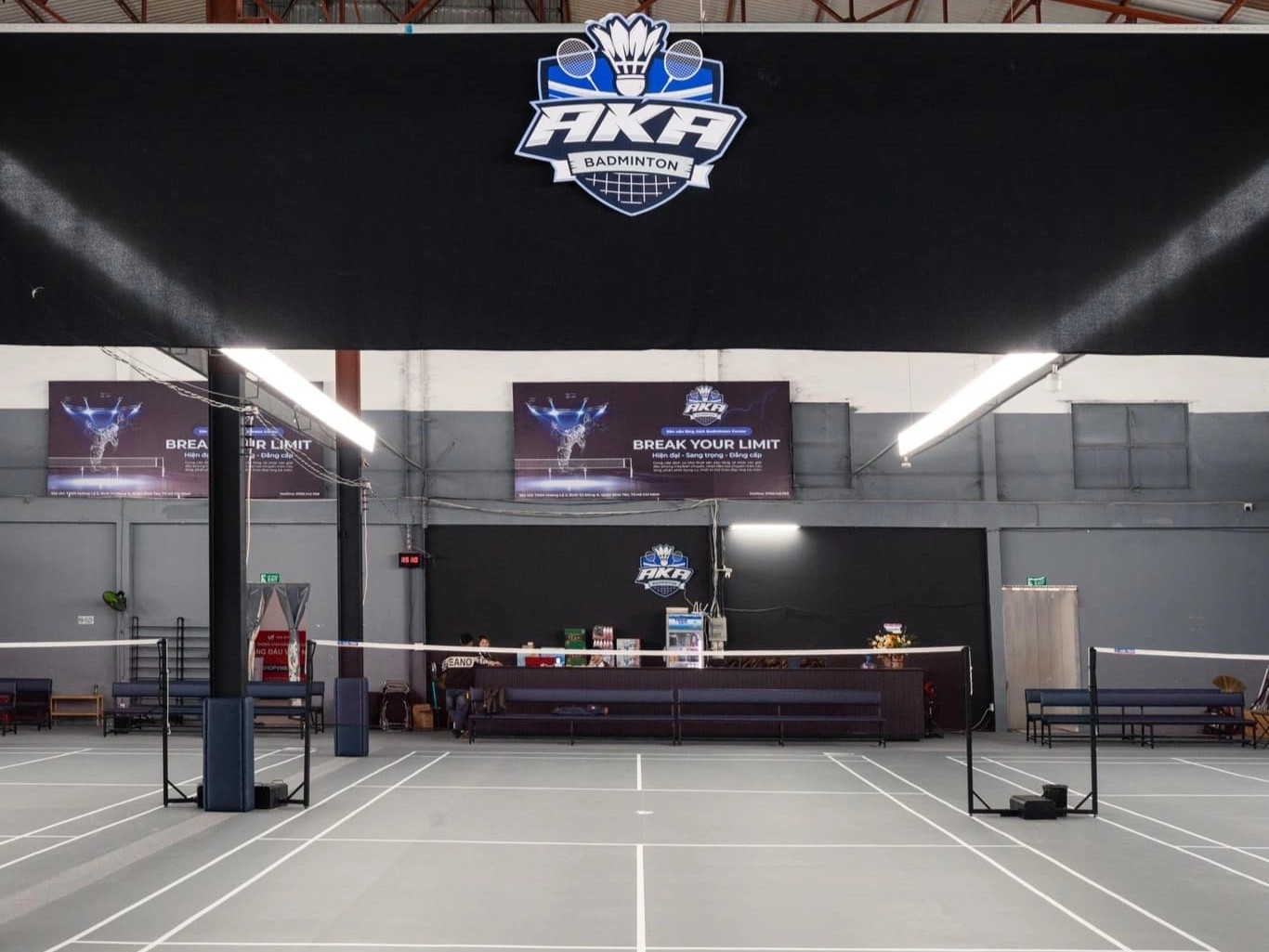Mặt sân cầu lông Aka Badminton Center đạt chuẩn BWF