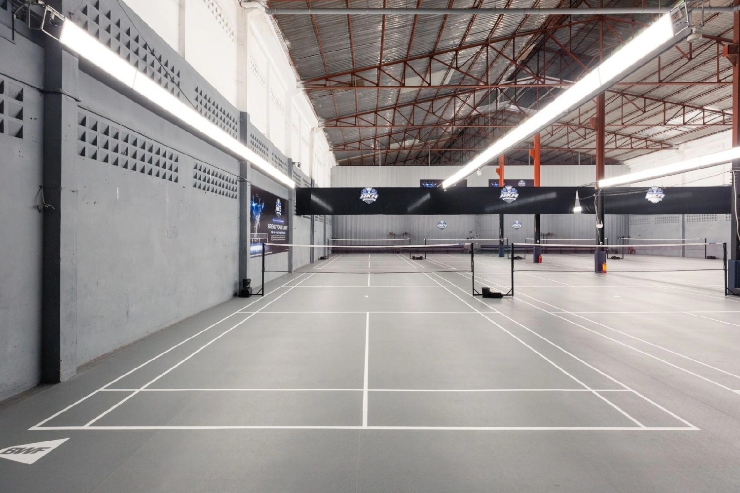 Phòng thay đồ sạch sẽ tại sân cầu lông Aka Badminton Center