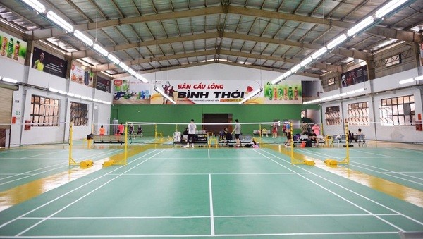 Sân Bình Thới còn khá mới, mặt sân phẳng, thuận tiện cho các vợt thủ di chuyển