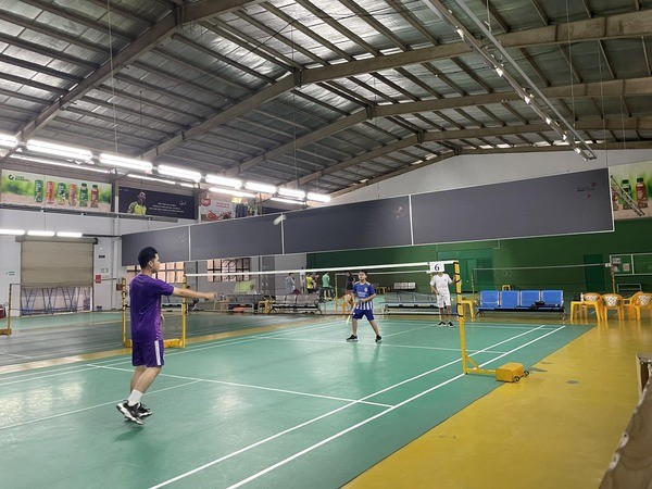 Sân có thể dùng để đánh đôi hoặc đánh đơn