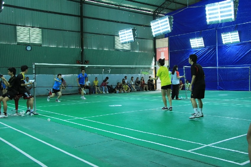 Hệ thống ánh sáng tại sân được bố trí khoa học, giúp người chơi tránh được hiện tượng chói mắt hoặc thiếu sáng, làm tăng tính an toàn, thoải mái trong thi đấu