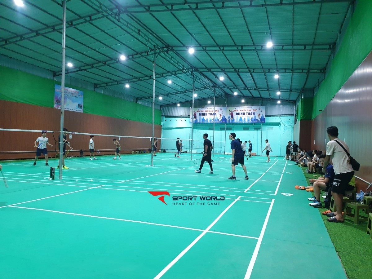 Nhiều người chơi đang tập luyện tại sân cầu lông Minh Toàn