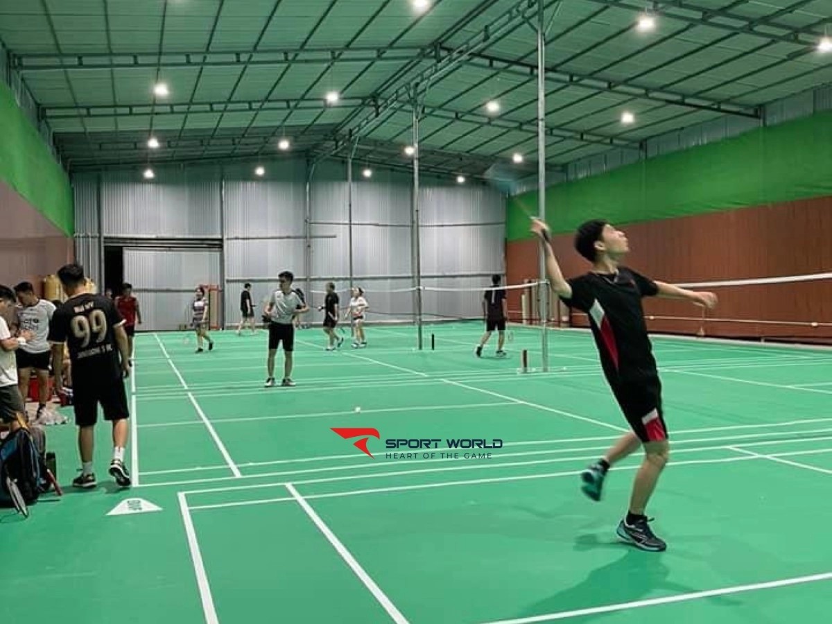 Không gian thoáng đãng giữa các sân cầu lông