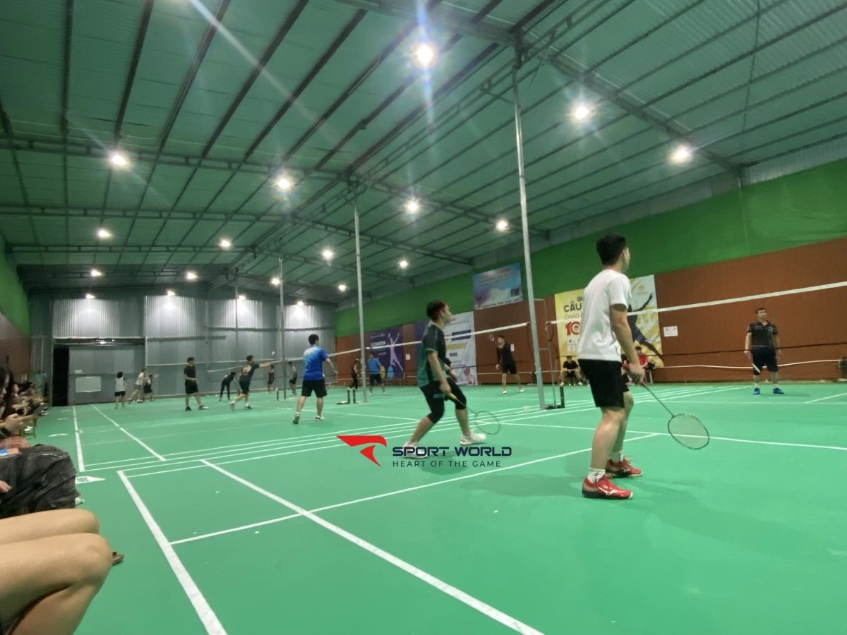 Người chơi thực hiện cú đánh cầu tại sân Minh Toàn