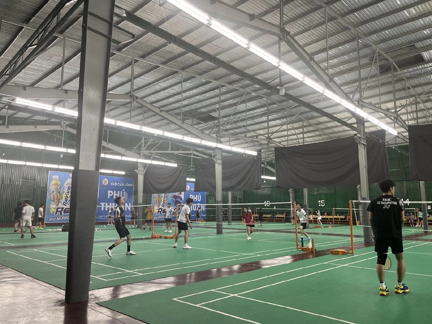 Cận cảnh sân cầu lông Phú Thuận