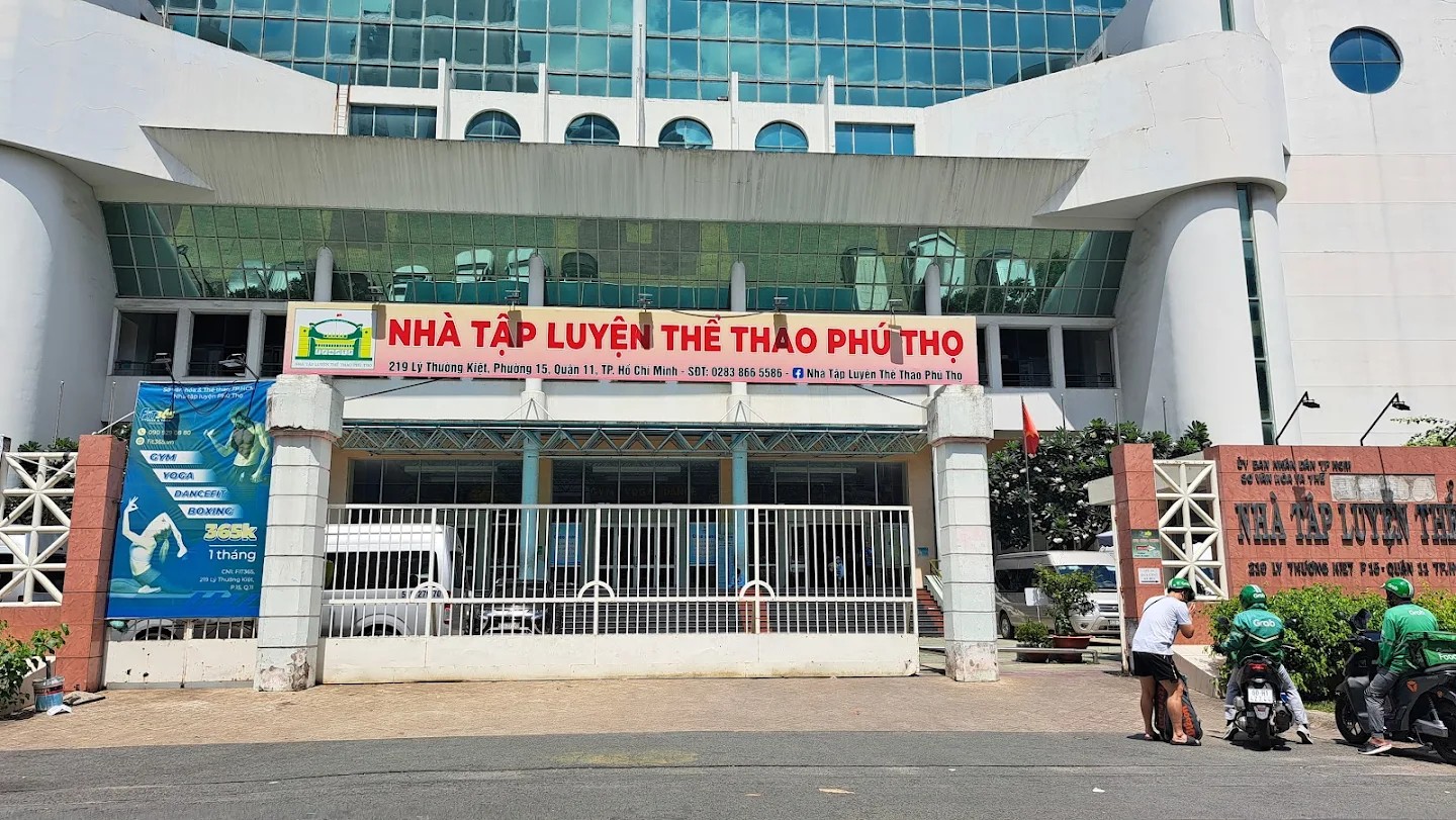 Sân cầu lông Phú Thọ nằm trong nhà thi đấu