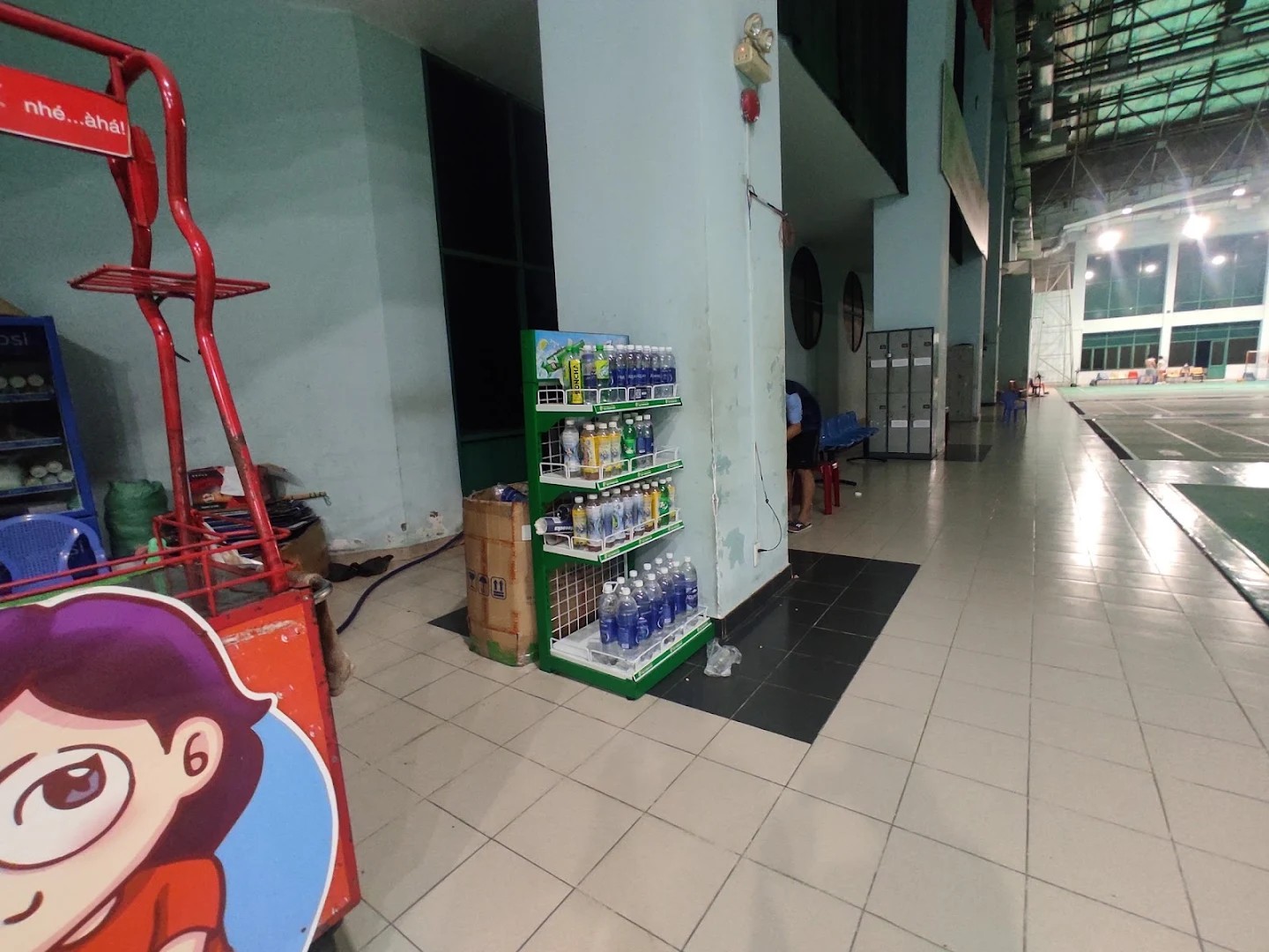 Quầy giải khát nhỏ trong sân
