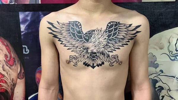 Hình xăm đại bàng lớn trước ngực