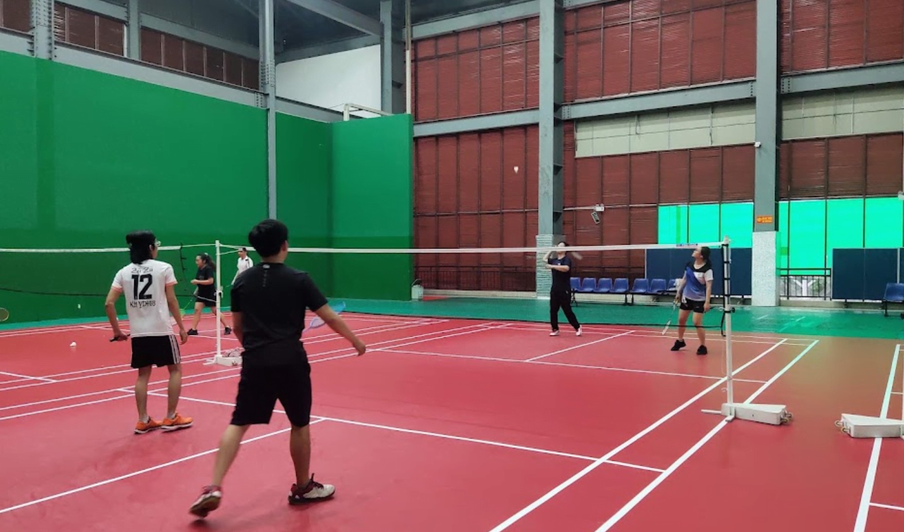 Sân cầu lông Phong Sơn với thảm tập chất lượng cao