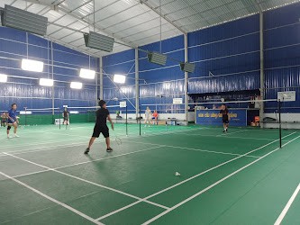 Khu vực để xe và tiện ích đi kèm tại sân cầu lông Bình Thắng
